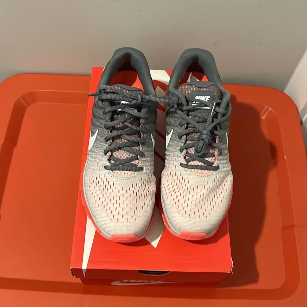 Nike womens 7.5 Air Max 2017